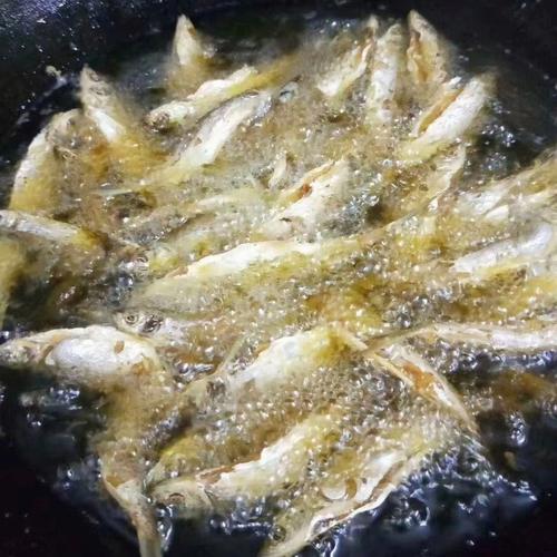 南漳鱼泉河河边现炸野生鲜鱼