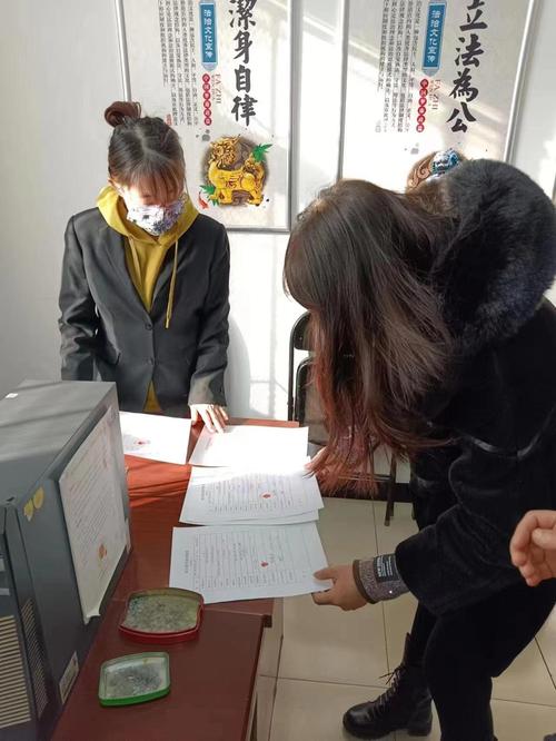债务追偿律所接待当事人核对债权凭证现场