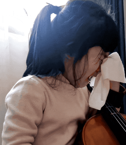 小提琴初学者拉出难听声音崩溃表情