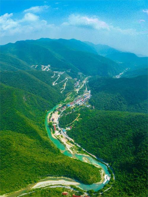 南漳鱼泉河大峡谷入口盘山公路风光