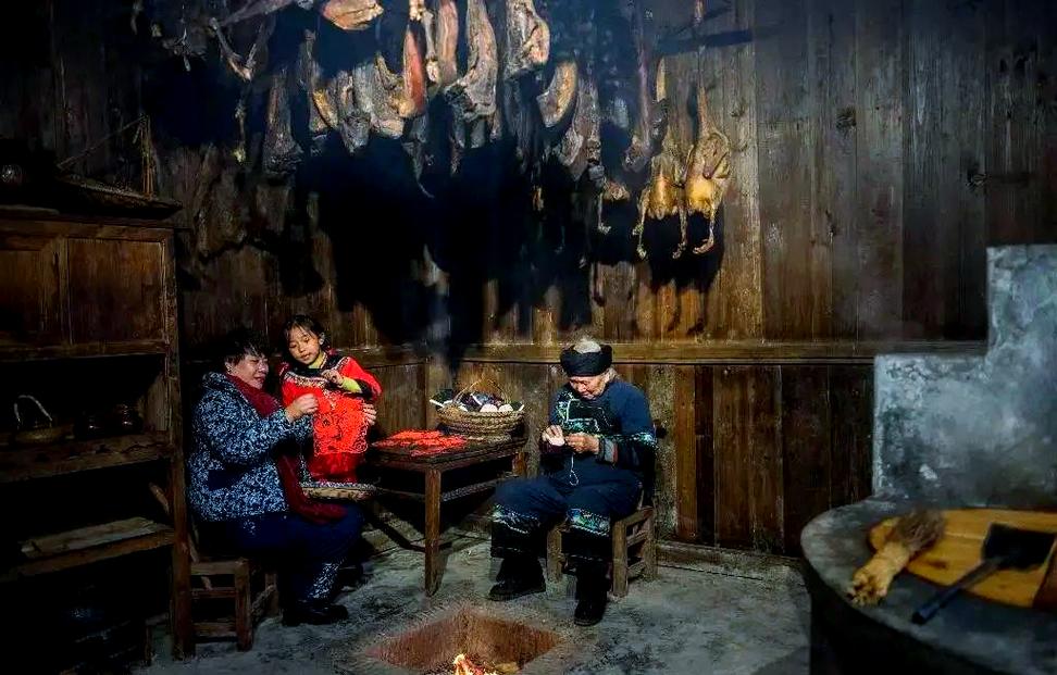 湘西张家界冬月农家熏腊肉土灶火塘