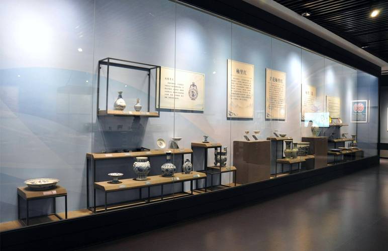 博物馆儿童参观陶器瓷器对比展柜实拍