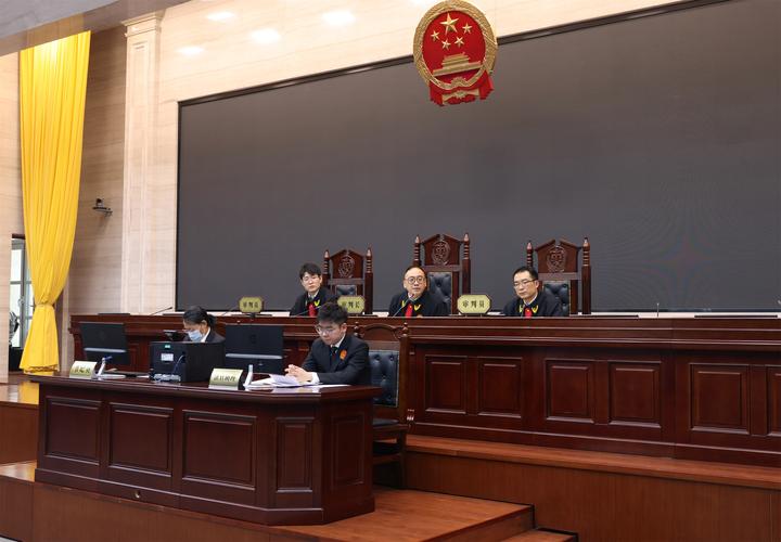 法庭审判长法槌特写与旁听席场景