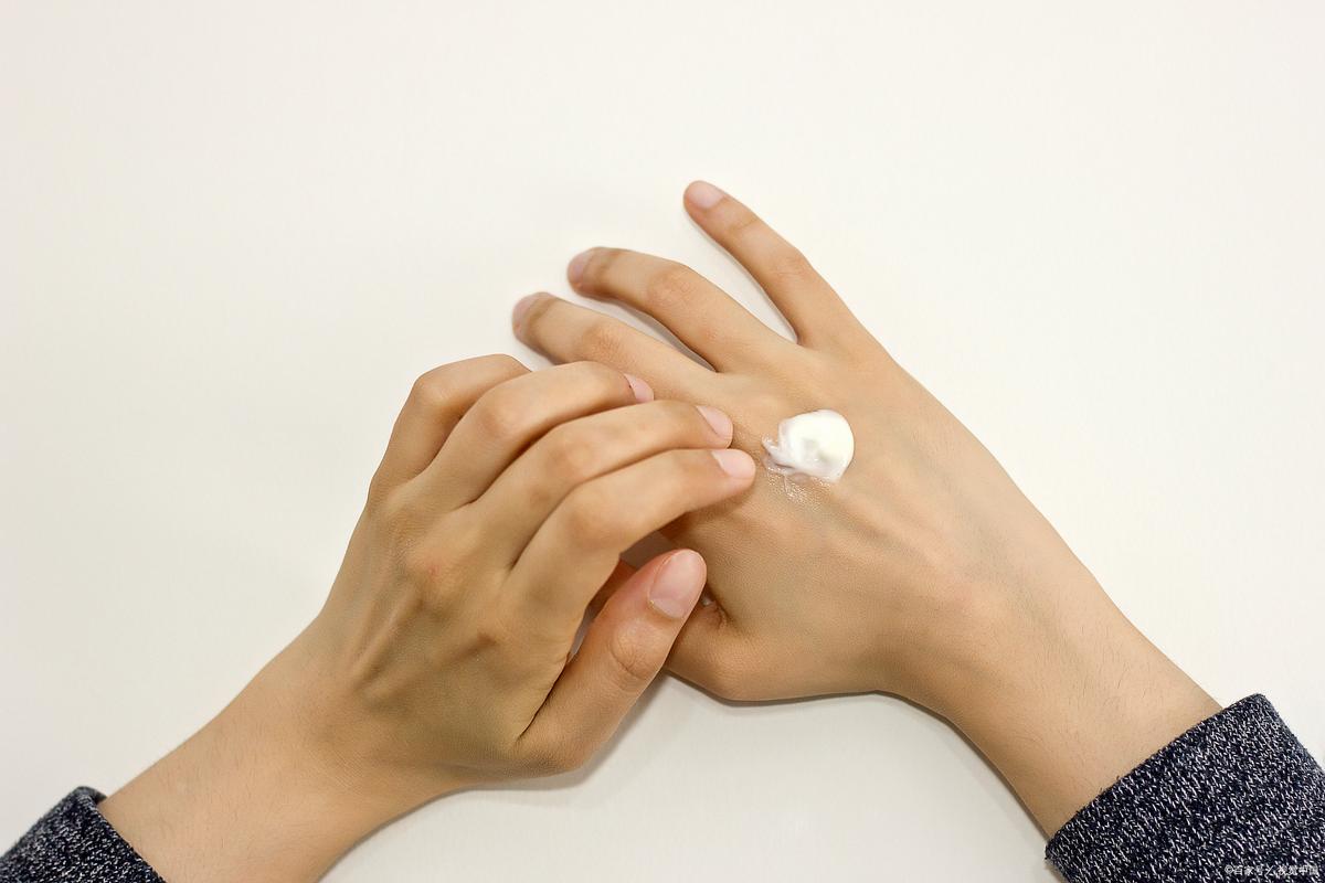 手部虎口关节涂抹护手霜操作实拍