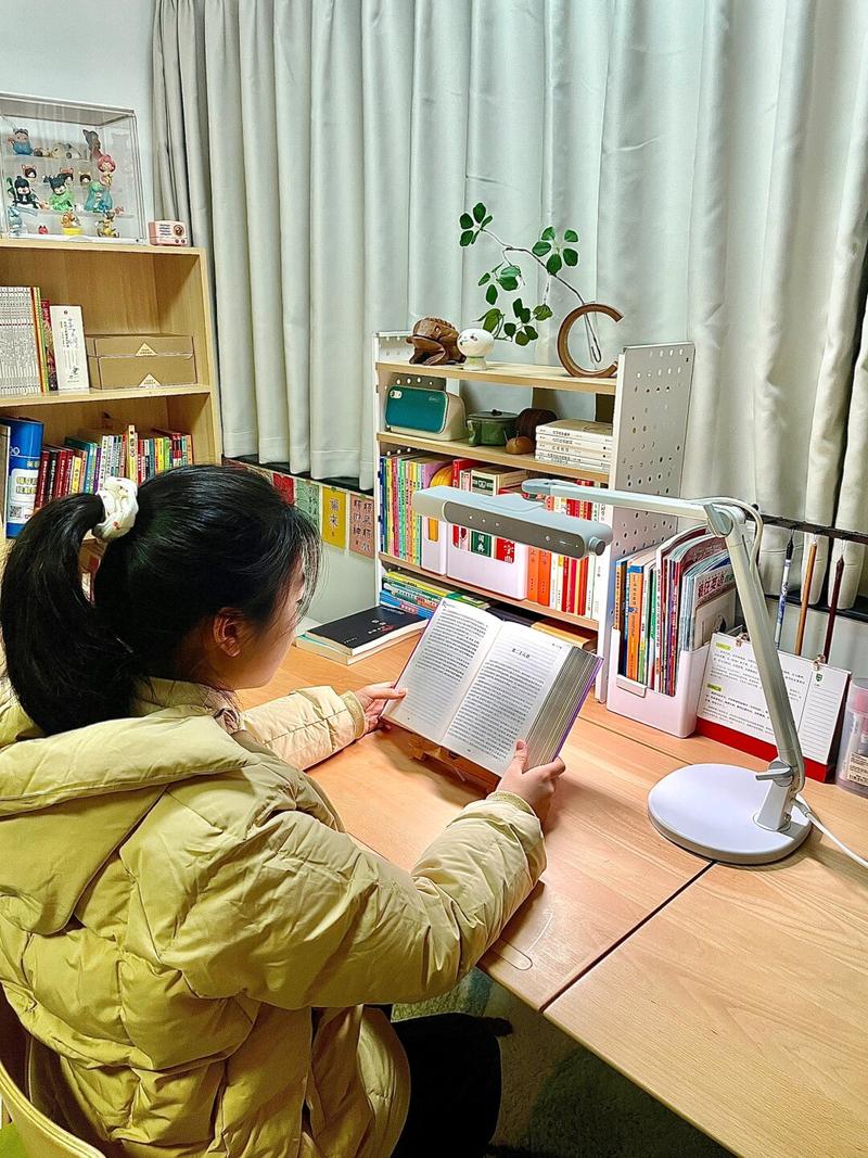小学生晚上在家苦着脸阅读打卡自拍