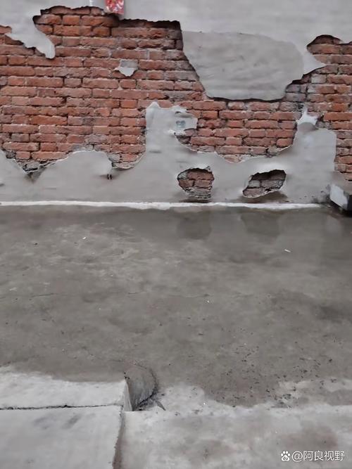 被扔出窗外的橡皮在水泥地上孤零零