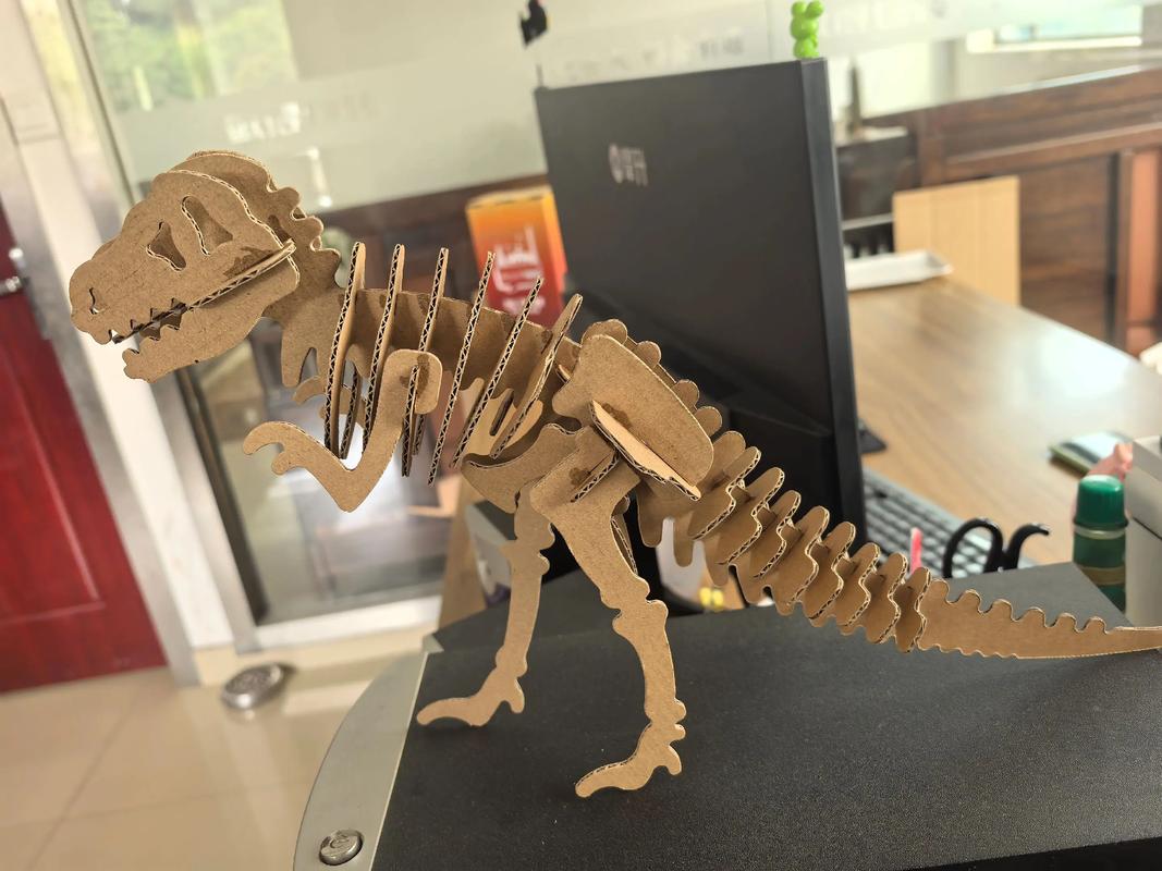 幼儿园儿童用废纸箱做的恐龙手工展示