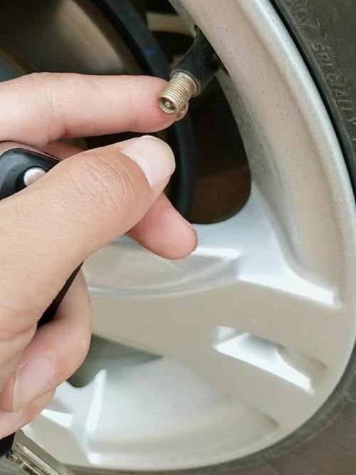 汽修店喷壶检测轮胎气门嘴漏气