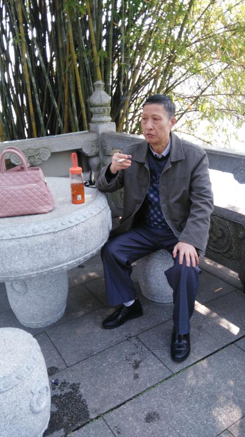 南方小城法院门口石墩抽烟的中年律师