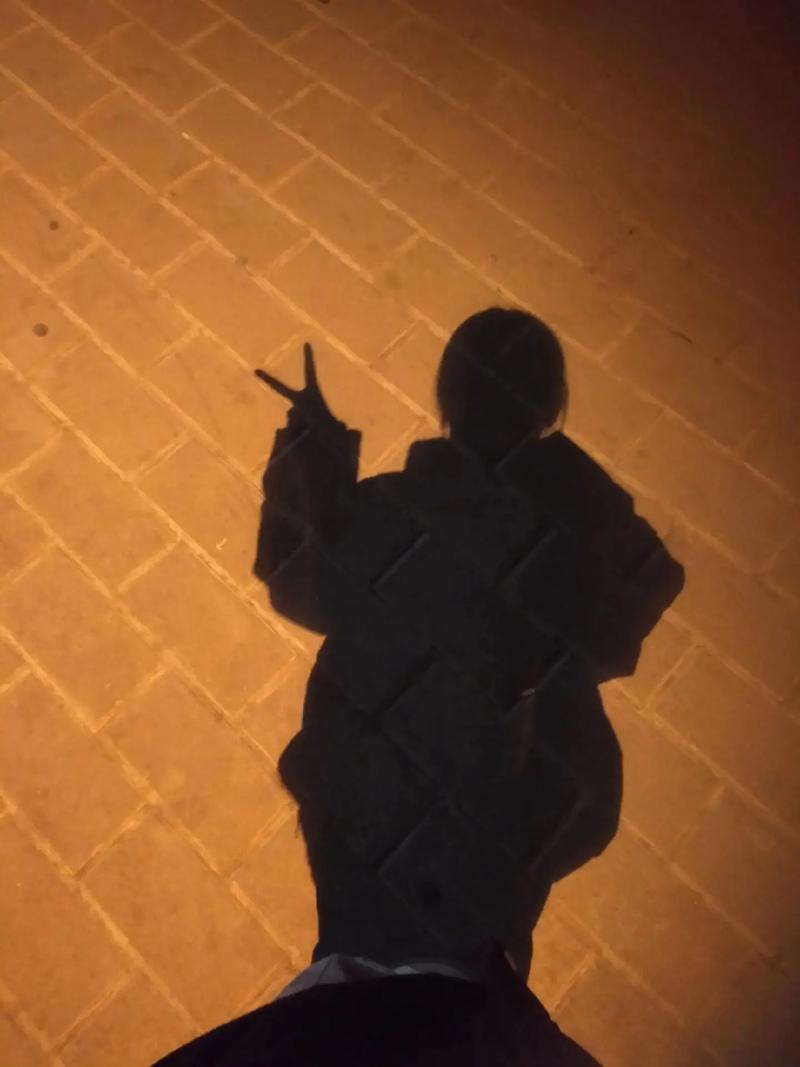路灯下的那个小人影