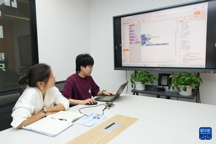 创业者在大学宿舍楼推销产品测试需求