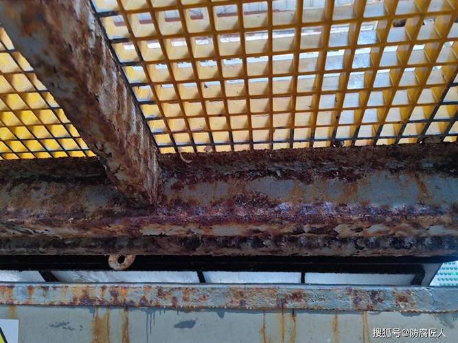 除锈不合格钢结构涂层半年起泡失效现场图