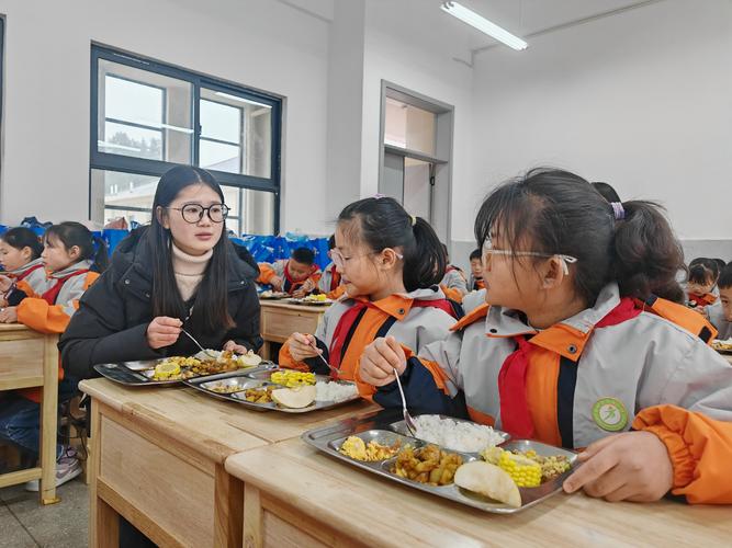 山区乡村小学食堂营养餐取餐场景