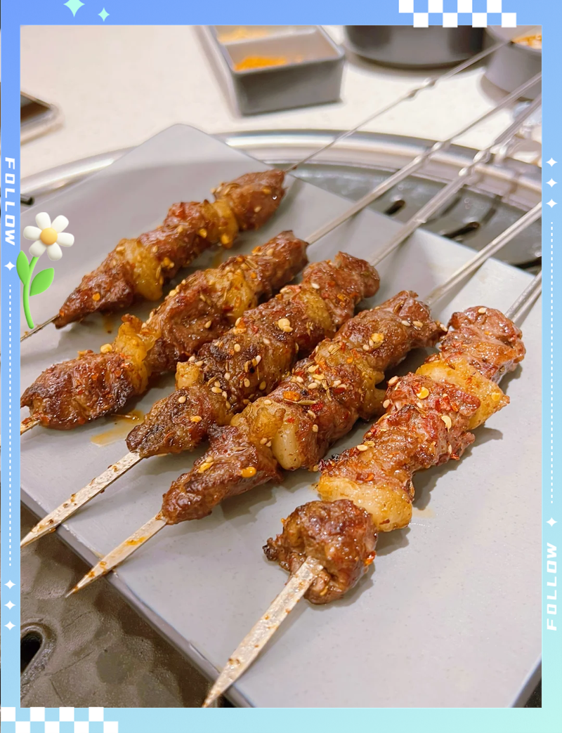 户外烧烤架上穿好的肥瘦相间牛肉串