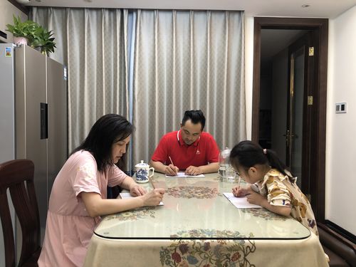 一家三口在客厅茶几上核对家庭奖学金完成清单