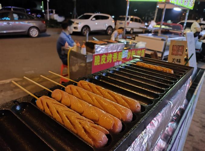 夜晚下班路口街边烤肠摊