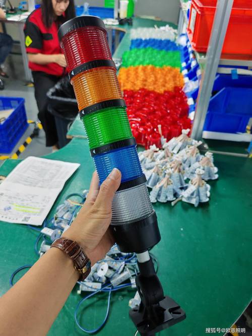 工业生产线设备故障报警灯闪烁