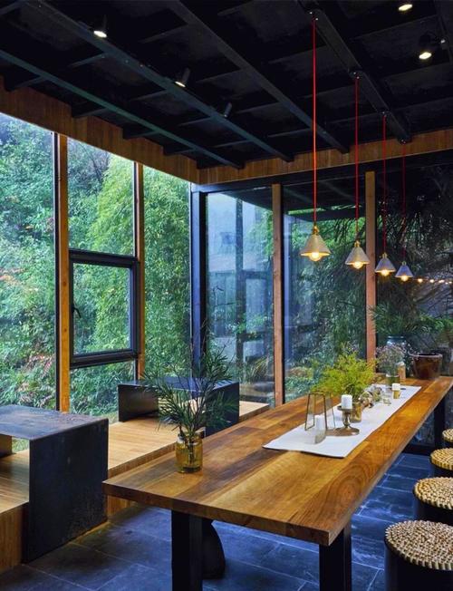 莫干山竹林深处玻璃树屋民宿雨雾窗景