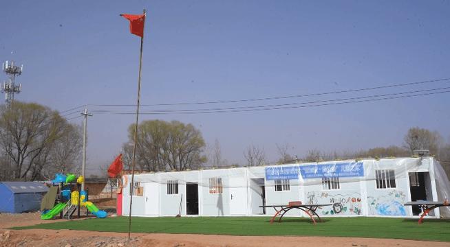灾后重建安置房儿童活动区施工场景