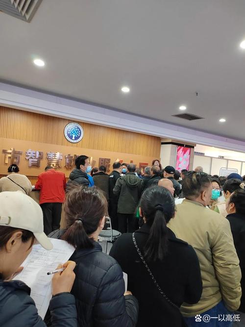 公益性岗位报名处排队的年轻人