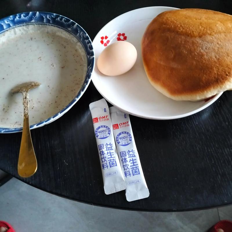 亚麻籽粉和勺子搭配早餐图