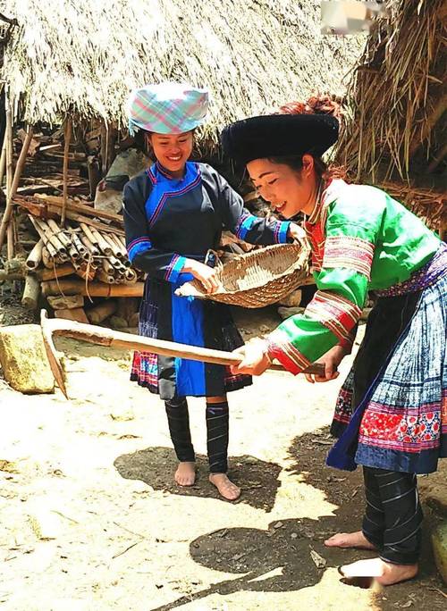 贵州黔东南苗寨少数民族家长带孩子干农活场景
