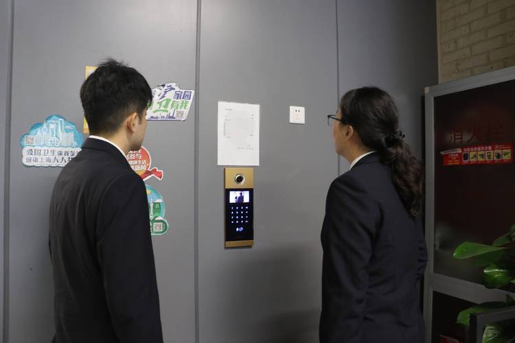 南京公寓刷脸门禁故障居民站在楼道