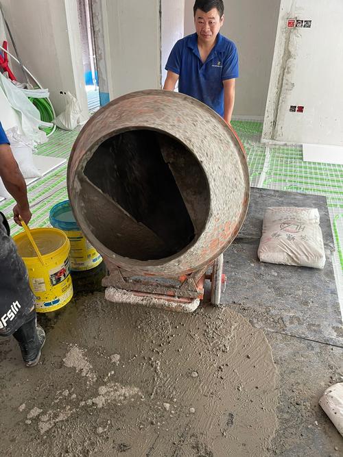 地暖回填豆石混凝土搅拌现场图