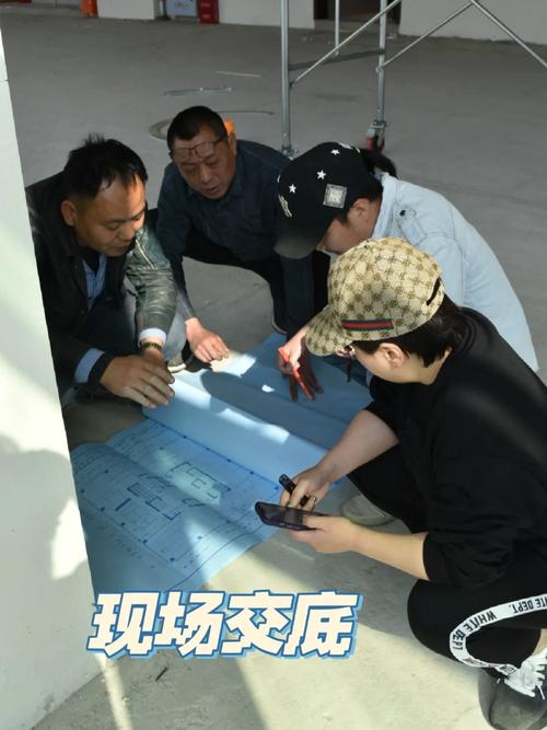 装修工地交底现场工头递空白签字单场景