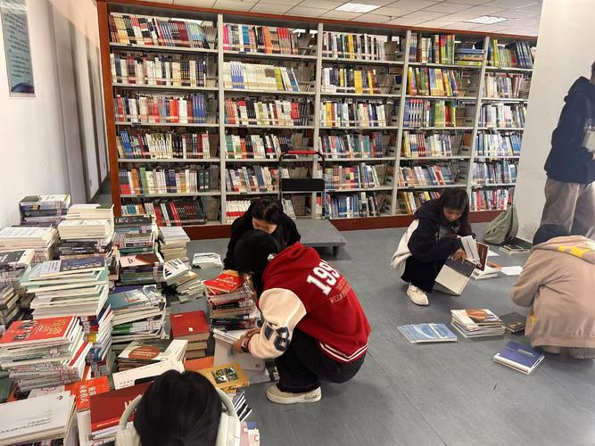 高中学生图书馆整理观察笔记场景