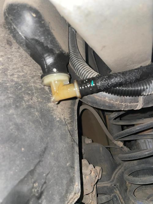 汽车老化吸瘪的助力进油管实拍