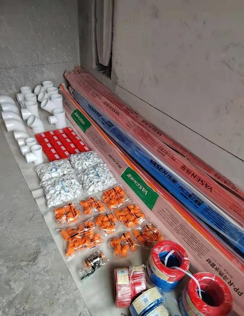 业主在建材市场挑选家装水管材料实拍