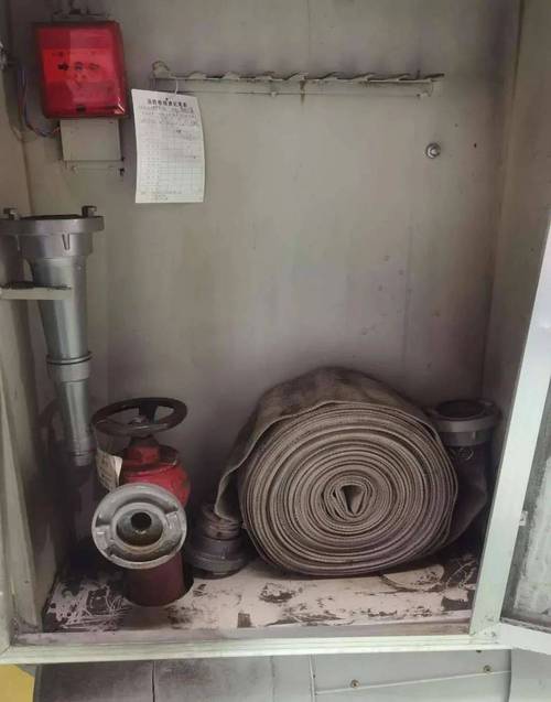 商业楼道过期失效消防水带实拍