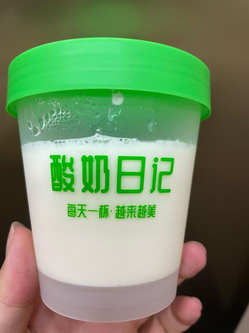 小孩闭着眼睛摸酸奶盒里的小物件写感官日记