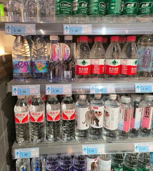便利店收银台扫码付款的矿泉水