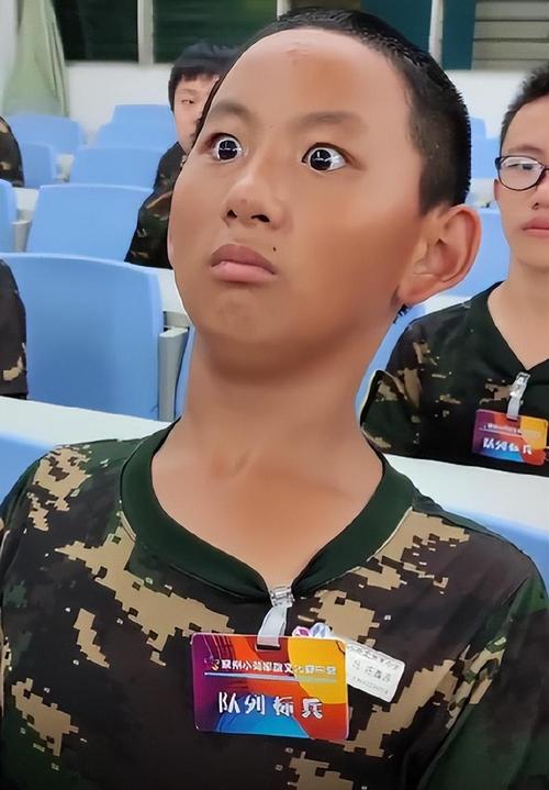 孩子参加严苛军事夏令营哭泣照片