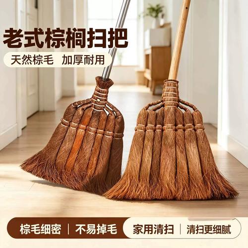 棕毛小扫把聚拢地板碎头发的近景