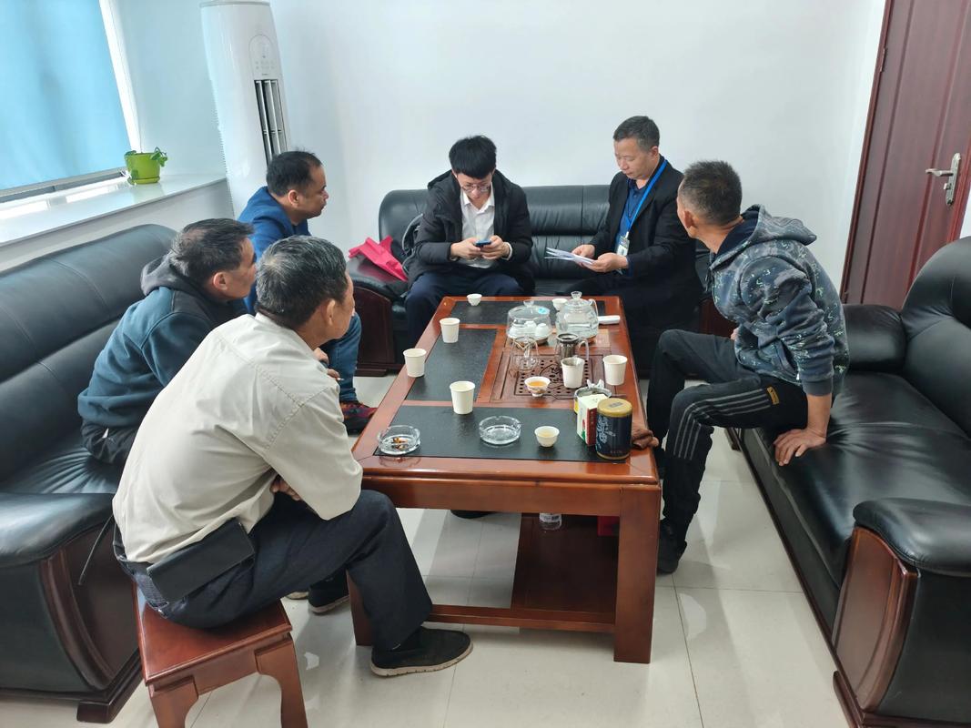 北京胡同拆迁现场,老居民与律师交谈