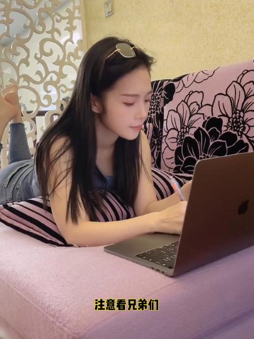 成人在家对着电脑刷课手机放在腿上的松弛状态