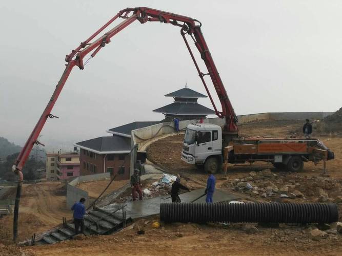 建筑项目现场泵车臂架故障停机实拍