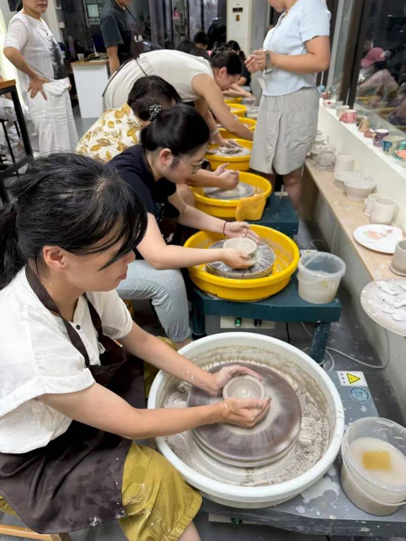 员工在陶艺工作室集体体验手作拉坯