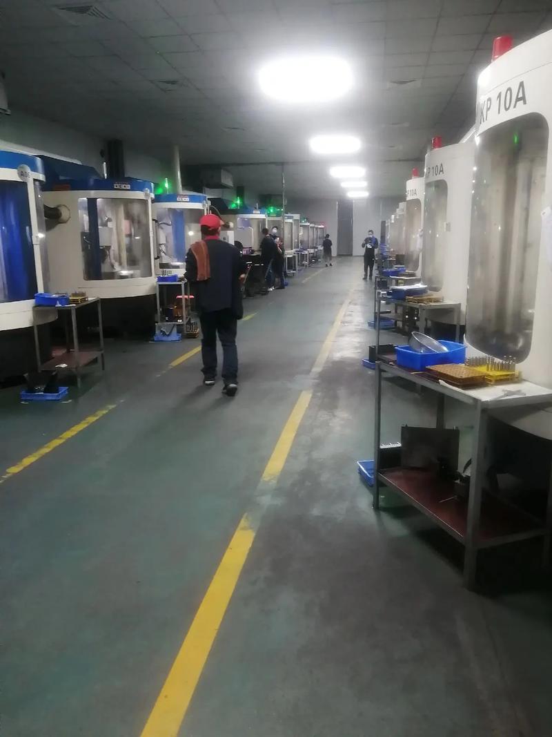 深夜工厂车间内部灯光下无人生产线