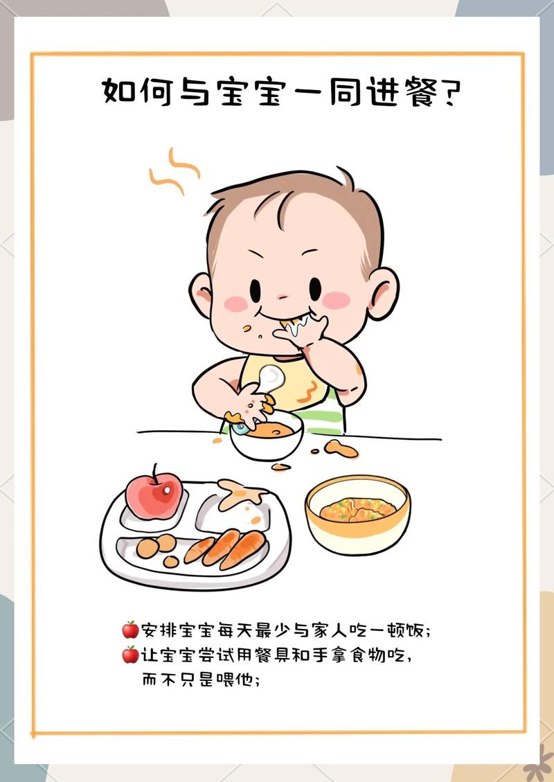 孩子的小手捏着卡通饭团,妈妈的手在旁虚扶