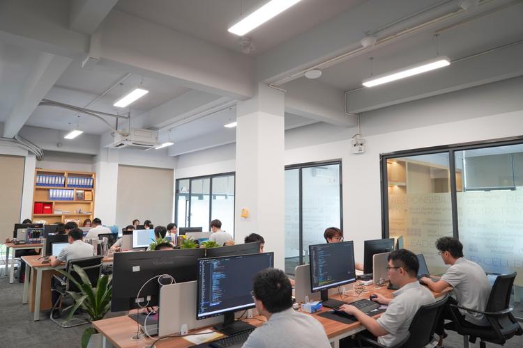 科技公司开放式办公区随机交流场景