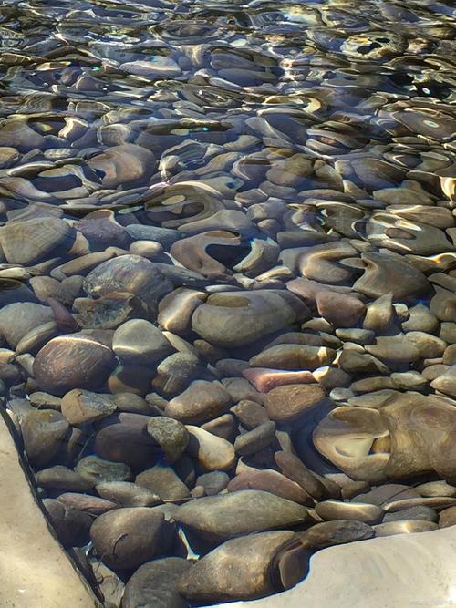 野外河滩鹅卵石排列纹理特写