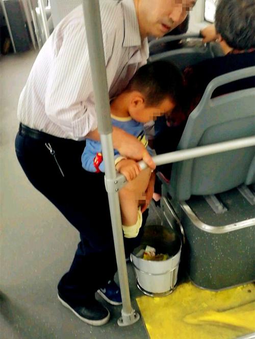 1岁婴儿被家长强行把尿的真实居家场景