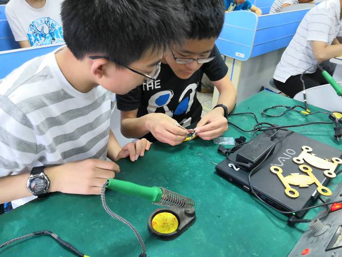 中学科技课学生分组动手调试科创作品