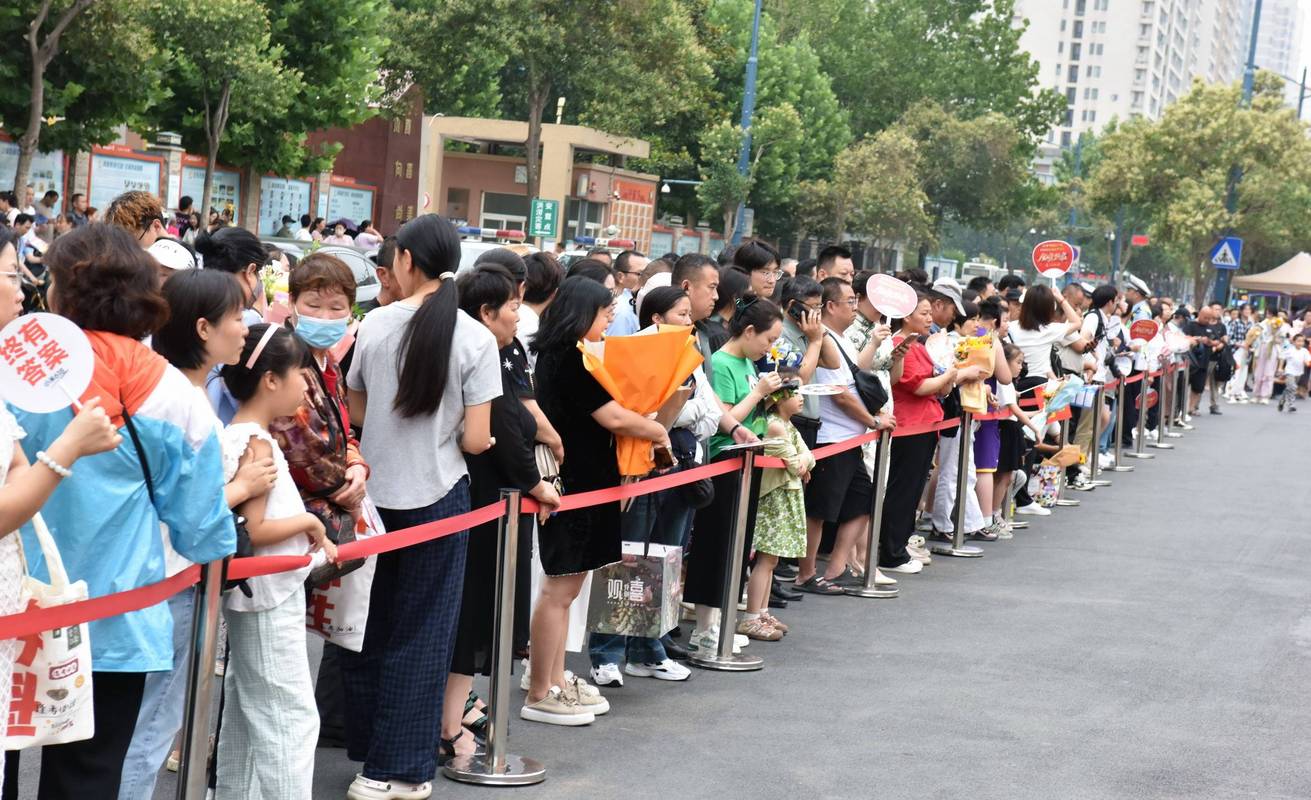 高中生在强基计划面试考场外等候进场
