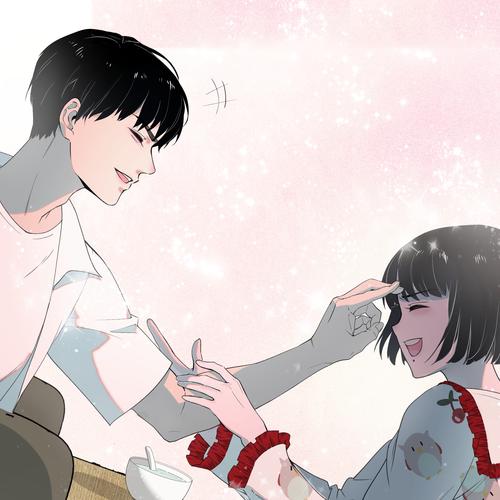 摊开在深色桌面上的悬疑漫画分镜页
