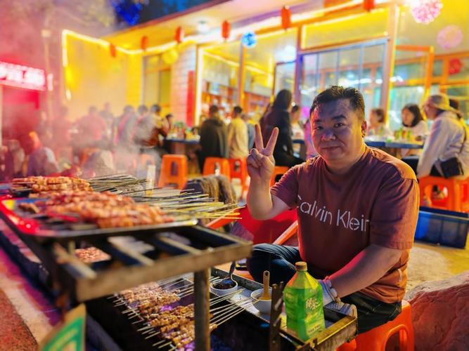 德州夜市烤串摊蓝跨栏背心摊主翻炭烤羊肉